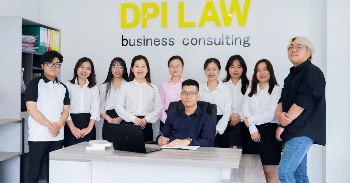 Un grupo diverso de profesionales en un entorno de oficina de consultoría empresarial.