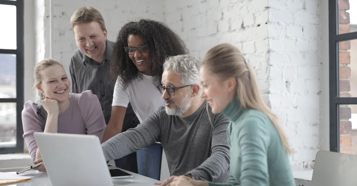 Un grupo diverso de profesionales de negocios colaborando en un espacio de trabajo moderno.