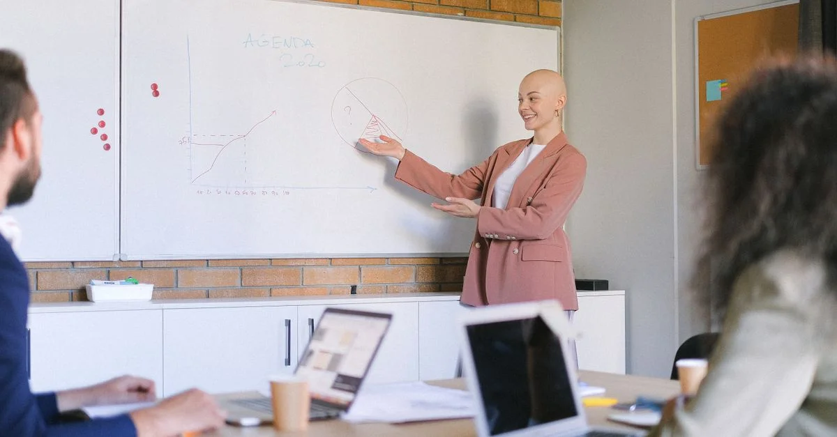 Mujer de negocios segura liderando una presentación sobre las tendencias comerciales en una oficina moderna.
